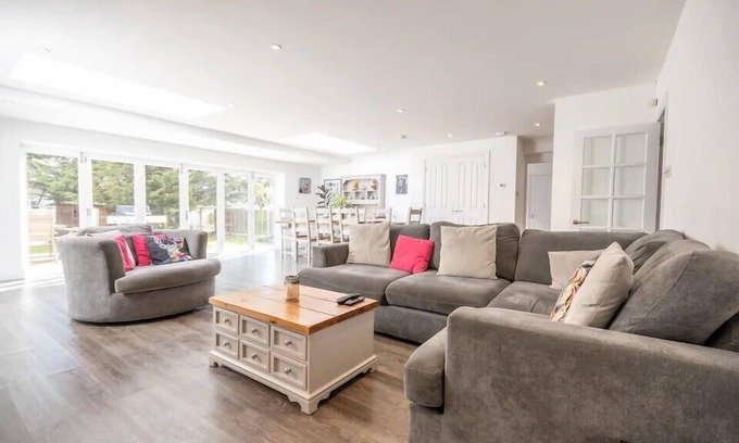 Chelmsford House | Pass the Keys | Large and spacious House in Chelmsford!