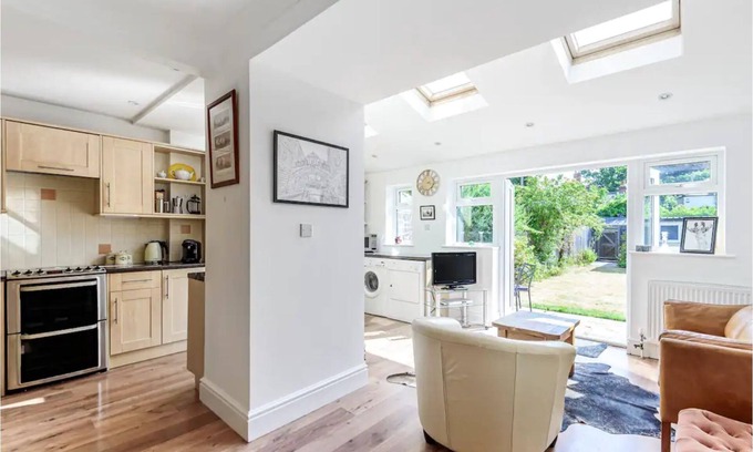 Iffley House | Pass the Keys | Lovely 3 Bedroom Garden Home in Oxford