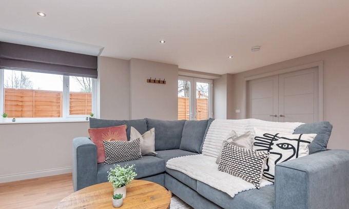 Harehills Apartment | Pass the Keys | Luxurious Retreat with Workspace