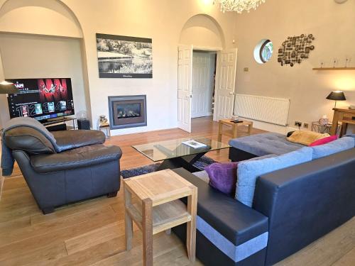 Shrewsbury House | Pass the Keys Luxury 5 bedroom Riverside home in town centre