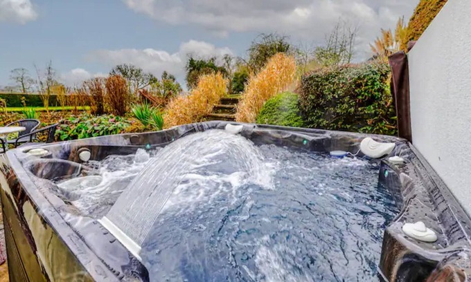 Munslow House | Pass the Keys | Malt House With Hot Tub Stunning Tudor Cottage