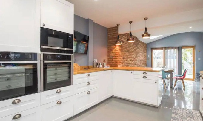 Camberley House | Pass the Keys | Modern 3-Bedroom House in Camberley w/Parking