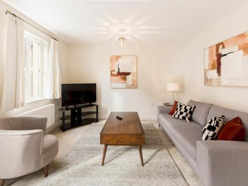 Winchcombe House | Pass the Keys Modern stylish family home private garden