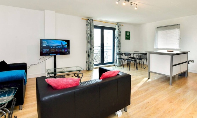 Atlantic Wharf Apartment | Pass the Keys | Perfectly Located 2 Bed Flat