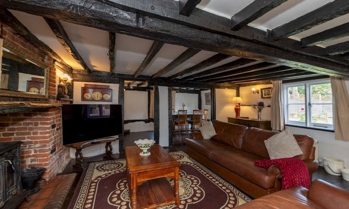 Wokingham House | Pass the Keys | Quaint 16th Century Cottage near Wokingham Centre