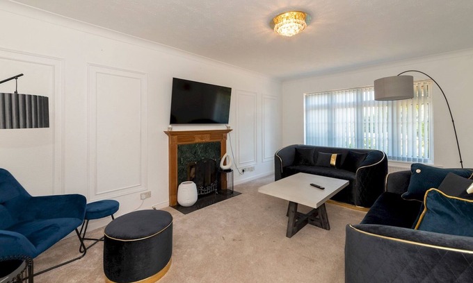 Playhatch House | Pass the Keys | Reading Luxurious Spacious Villa with Conservatory