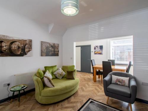 Ferryhill House | Pass the Keys Renovated Home Chilton Dog Friendly Sleeps 5