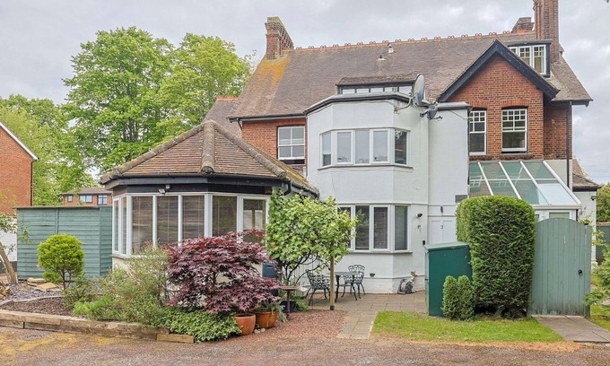 Bray on Thames House | Pass the Keys | Spacious 1-bed Flat with Parking near River Thames