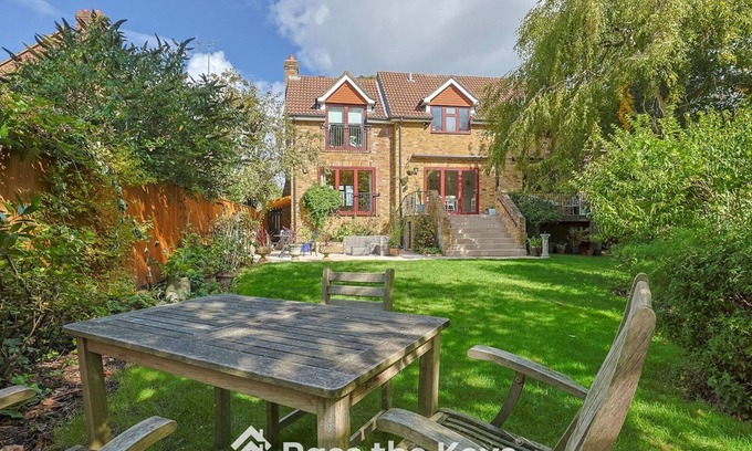 Maidenhead House | Pass the Keys | Spacious, Family Home - With Parking & Garden