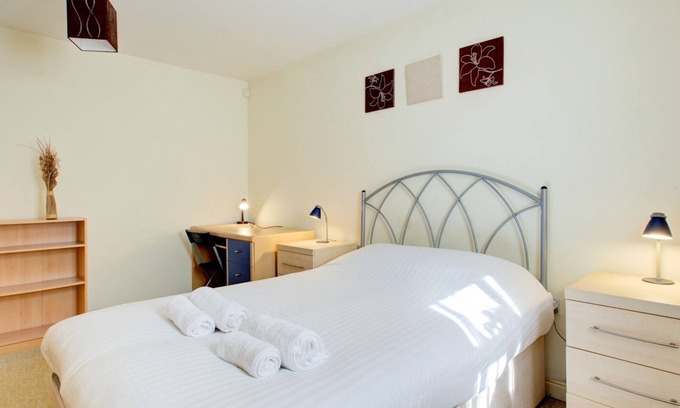 Rusholme Apartment | Pass the Keys |Spacious apartment for 2 free parking
