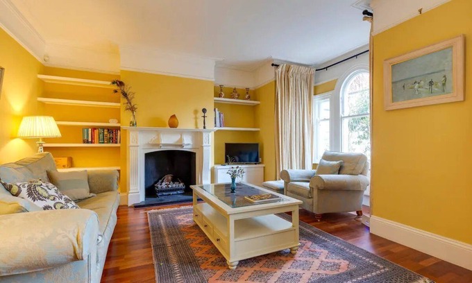 Cambridge House | Pass the Keys | Spacious Victorian Home with Free Parking