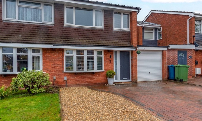Stafford House | Pass the Keys | Spacious & Homely 3BR Stafford – Ideal Getaway!