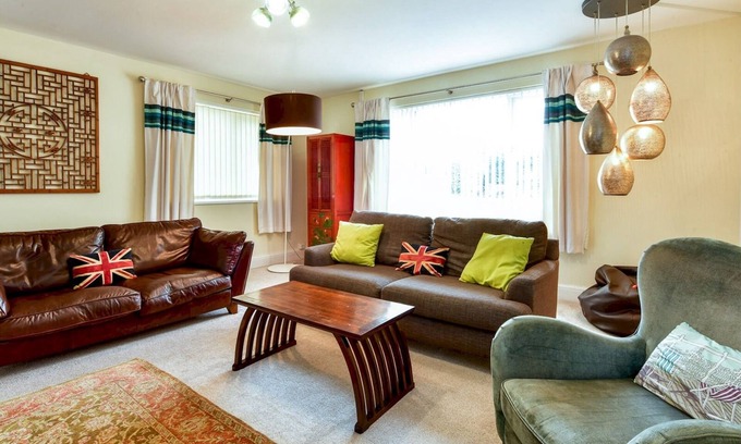 Barry House | Pass the Keys | Spacious 4 Bedroom home with Parking Garden