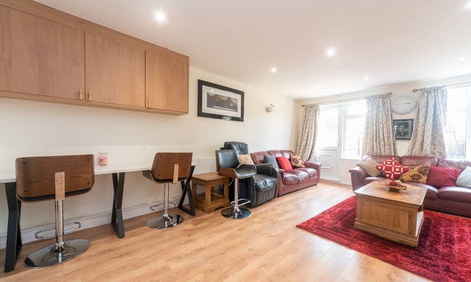 Thamesmead House | Pass the Keys | Spacious Cosy Home Close To London Abbey Wood
