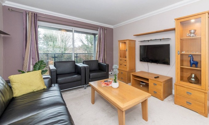 Caversham House | Pass the Keys | Spacious & Peaceful Family Home in Emmer Green