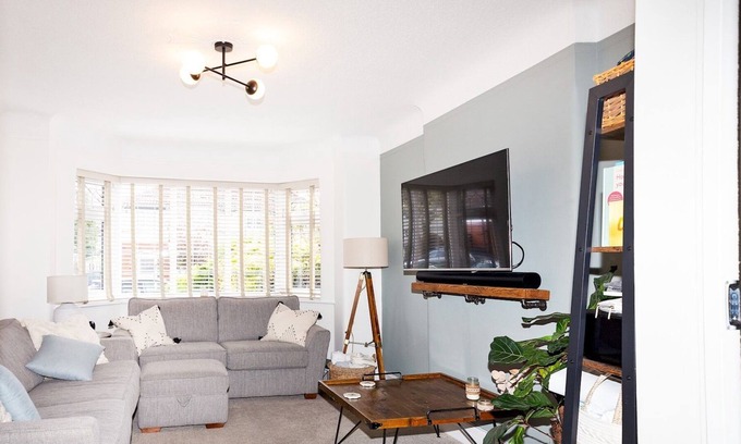 Didsbury House | Pass the Keys | Stunning home near Didsbury Village