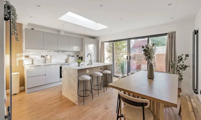 Oxford House | Pass the Keys | Stunning 5 Bedroom Home Central Oxford