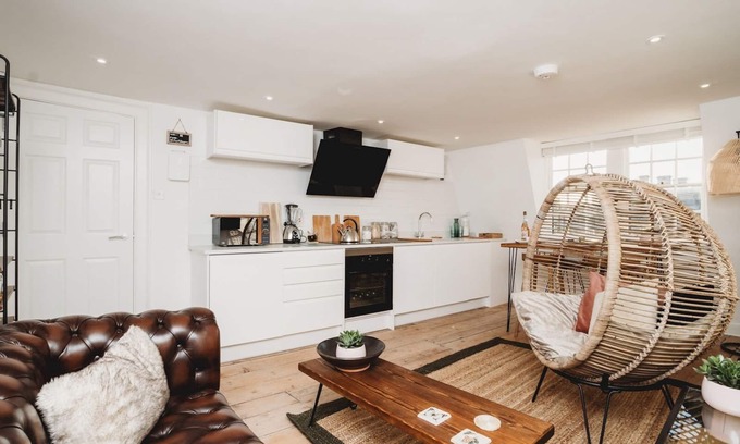 Bath City Centre Apartment | Pass the Keys | Stylish 2 Bed Eco Flat in the heart of Bath