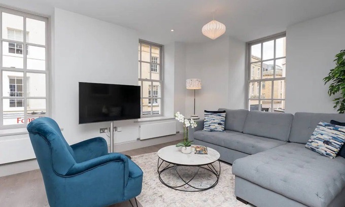 Bath City Centre Apartment | Pass the Keys | Stylish 2-bed apartment in the heart of Bath.