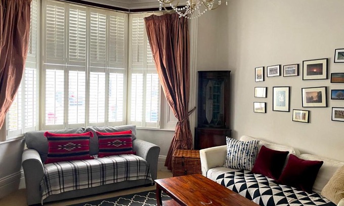 Ealing Broadway Apartment | Pass the Keys Stylish Garden Apartment with Free Parking in Ealing