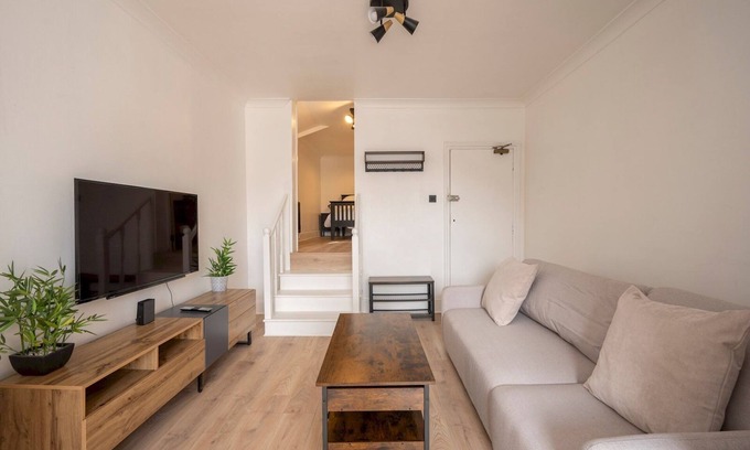Waddon Apartment | Pass the Keys | Stylish Croydon apartment - Central London links