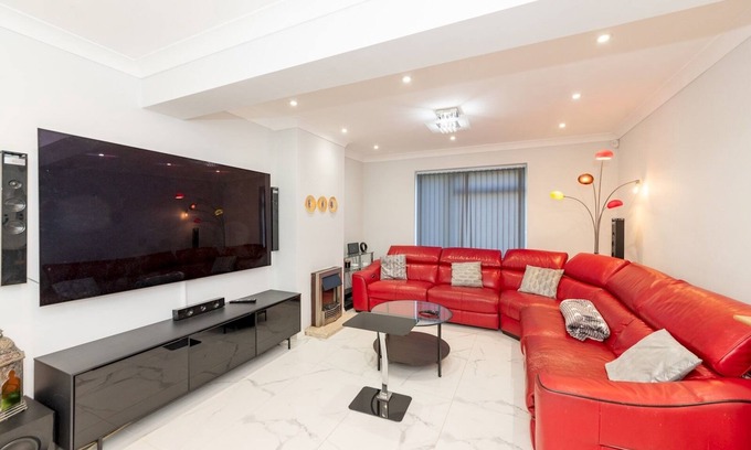 Reading House | Pass the Keys | Stylish House|Smart Features|Jacuzzi|Large Garden