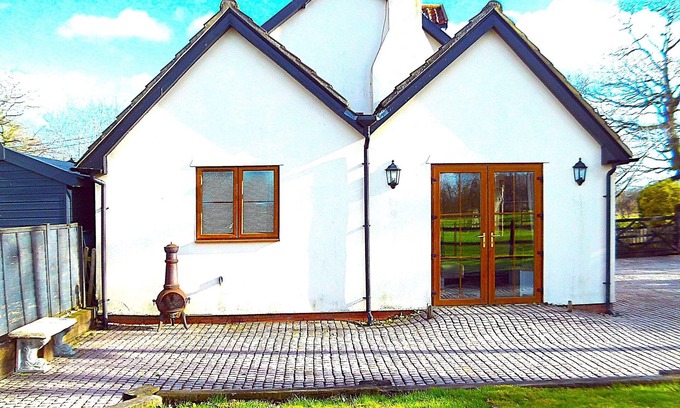 Halesworth House | Pass the Keys | Tranquil Farm Cottage Perfect Country Get Away