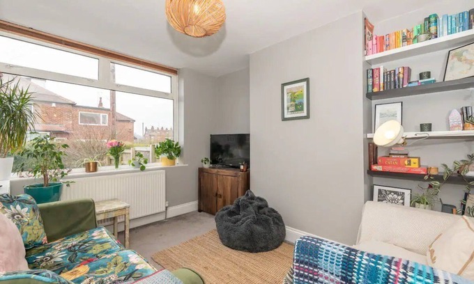 Meanwood House | Pass the Keys | Urban Charm - near Headingley - driveway parking
