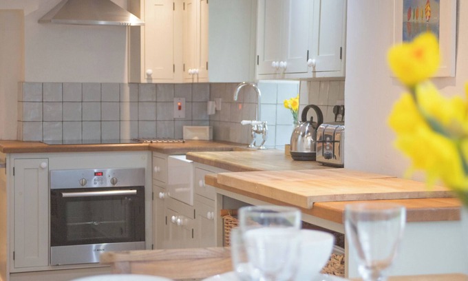 Llansteffan House | Pass the Keys | Walking distance to beach and castle. Sleeps 8.