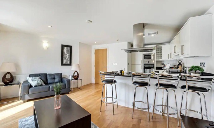 Trafford Apartment | Pass the Keys | Wonderful 2 Bed in Altrincham