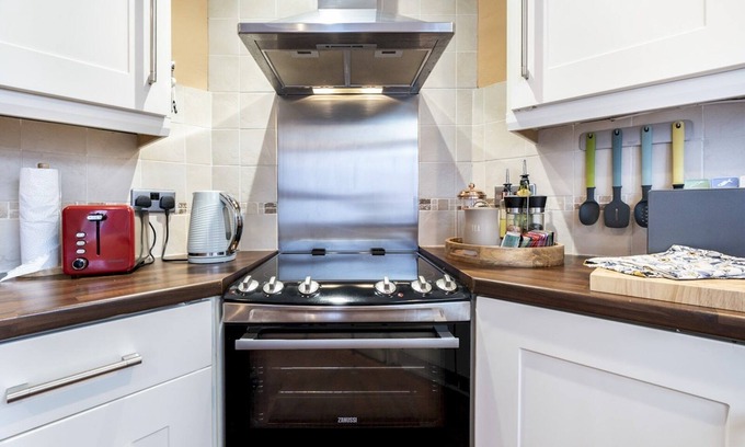 Belfast House | Pass the Keys | Wonderful 3BR Townhouse Top Location Cafes