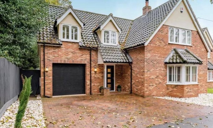 Filby House | Passing Moon- Filby (Norfolk Broads)