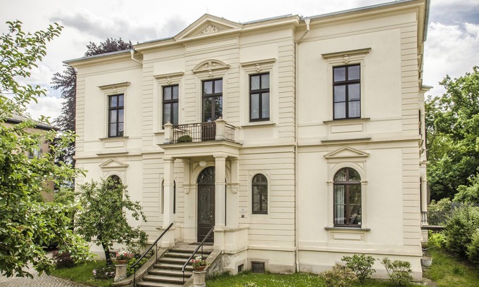 Radeberger Vorstadt Apartment | Past Elbvilla - on foot or by bike in the New Town and the city center.