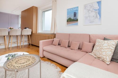 Kamienna Gora Apartment | Pastel Apartment with Two Bedrooms and Balcony in Gdynia by Noclegi Renters