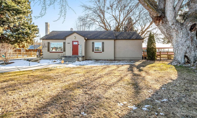 Eagle House | Pastoral Escape with WiFi, Fireplace, Private Washer/Dryer, & Large Firepit