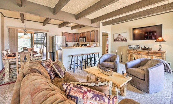 Pinetop Condo | Patio & Fireplace: Country Club Pinetop Condo!