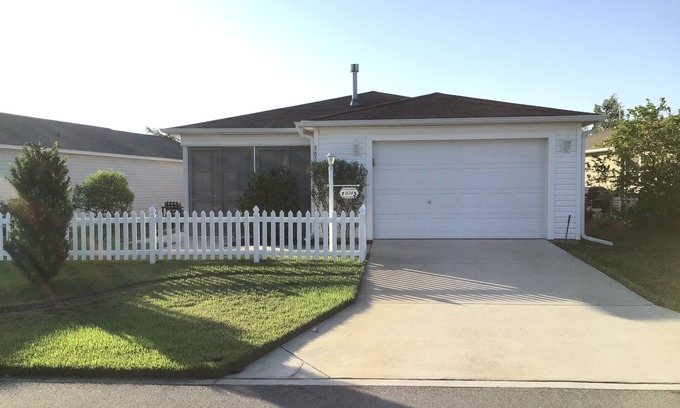 Liberty Park House | Patio Villa in St. Charles Village, GOLF CART, BBQ & WiFi included!