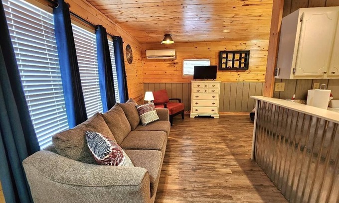 Claremore Apartment | Patriot loft @ Upland Hill Manor! Close to the lake and the large city of Tulsa!