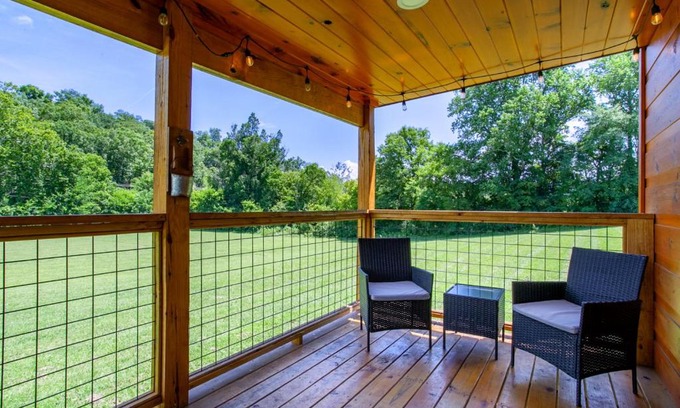 Sevierville House | Patriots Tiny Home w Hot Tub Fire Pit Grill