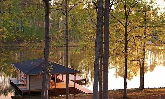 Mineral House | Pauley Lakehouse Lake Anna- waterfront, private dock, fire-pit, kayaks/canoe