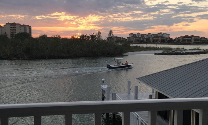 Marco Island Condo | Pavillion Club Condo with dock and pool on the Gulf. Discount on extended stays