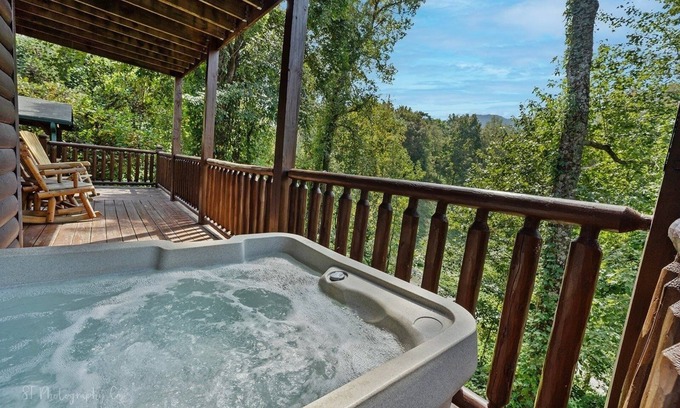 Sevierville Cabin | Paw Prints Secluded Mountain View Cabin with Hot Tub and Pool Table