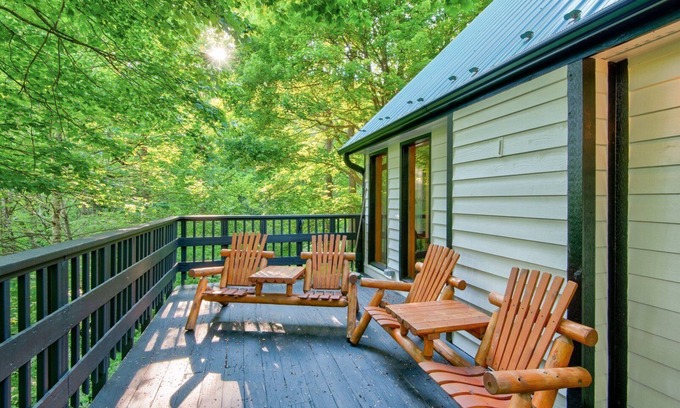 Boone House | Paws A While- Hot Tub, Pool Table, Firepit & More!