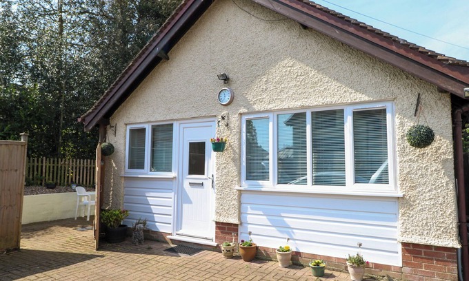 Irstead House | PAWS-A-WHILE, pet friendly, with a garden in Hoveton & Wroxham