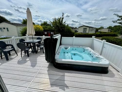 Ampney Crucis House | Paws Lodge, Hot Tub, Pet Friendly