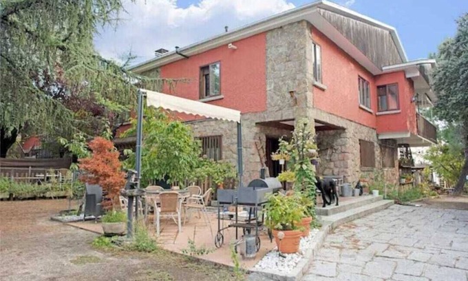 Galapagar Cottage | Peñalara-la casa de Galapagar, romantic stone lodging with fireplace.