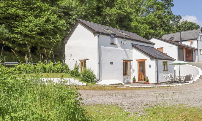 Ash Mill Cottage | PEACE COTTAGE, pet friendly, with a garden in South Molton