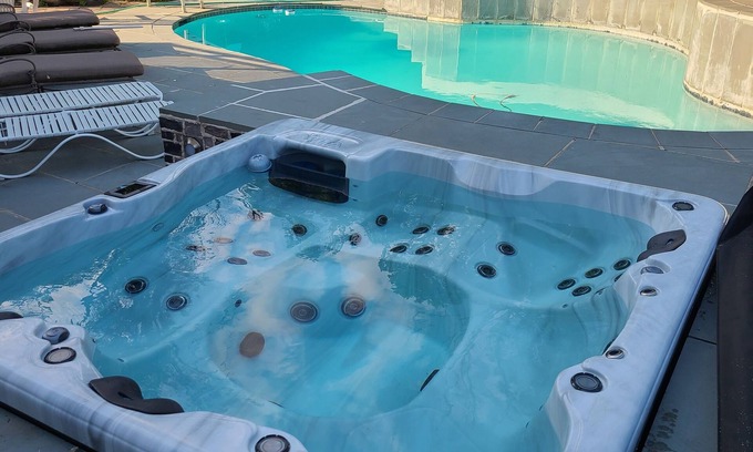 Mainland House | Peace of mind on a big mansion, close to all local stores.