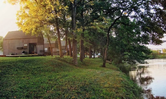 Caplinger Mills Cottage | Peace on the River: King Bed, Dogs Ok (Cabin 3)