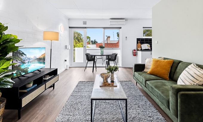 Parkville Apartment | Peaceful 1-Bed Apartment Near the City Centre